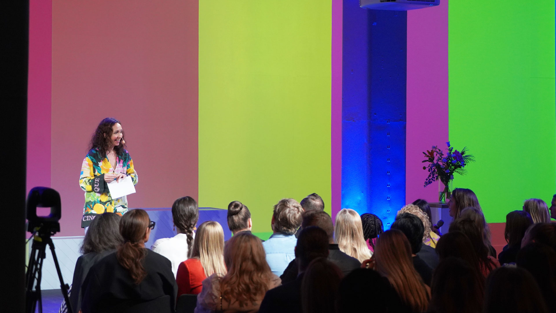 Talare på scen på kickoff