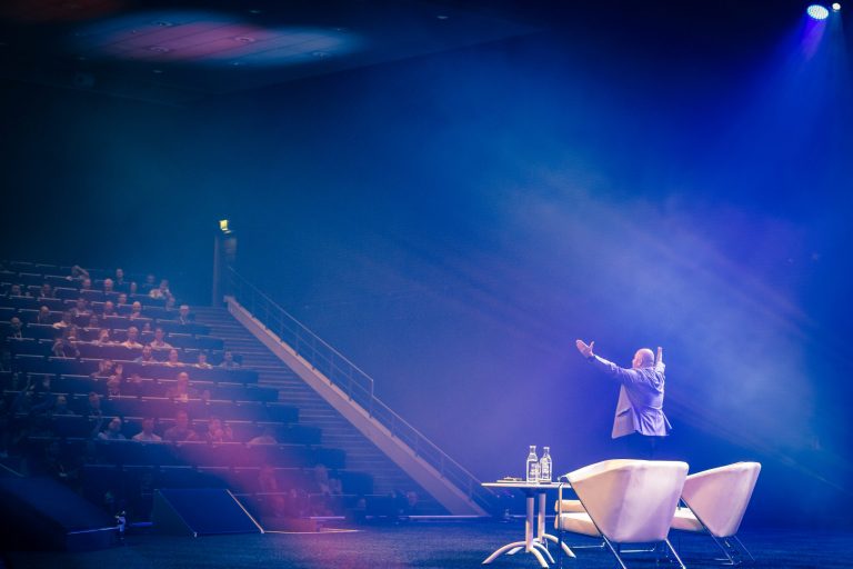 Talare inför publik